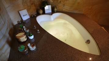 Deluxe Room | Private spa tub