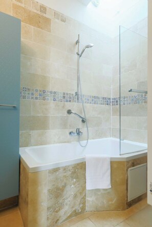Appartement | Salle de bain | Baignoire, séchoir à cheveux, serviettes fournies, shampooing