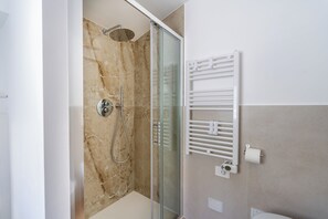 Regadera, amenidades de baño gratuitas, secadora de cabello, bidet 