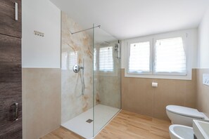 Regadera, amenidades de baño gratuitas, secadora de cabello, bidet 