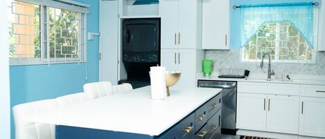 Réfrigérateur, four à micro-ondes, un four, surface de cuisson