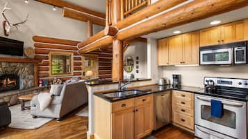 Réfrigérateur, micro-ondes, plaque de cuisson, lave-vaisselle