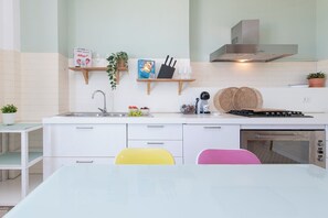 Fridge, oven, stovetop, dishwasher