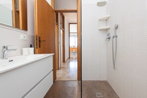 Shower, hair dryer, bidet, towels