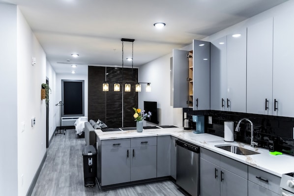 Micro-ondes, four, plaque de cuisson, lave-vaisselle