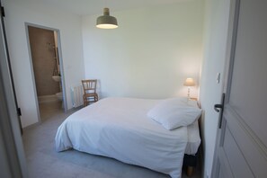 1 chambre, fer et planche à repasser, draps fournis