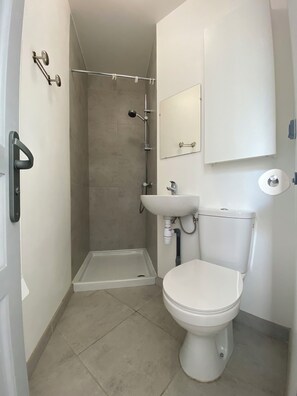 Bruser, hårtørrer, håndklæder, Toiletpapir