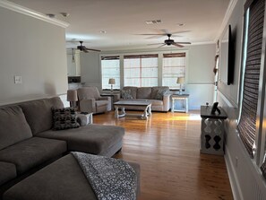 TV - Spacious 5-bedroom house in charming Bay St. Louis with WiFi, AC (Bay St. Louis)