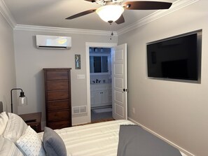 5 bedrooms, iron/ironing board, free WiFi, bed sheets - Spacious 5-bedroom house in charming Bay St. Louis with WiFi, AC (Bay St. Louis)