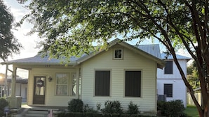 A single-story house with a front porch, a small front yard, and a mailbox. - Spacious 5-bedroom house in charming Bay St. Louis with WiFi, AC (Bay St. Louis)