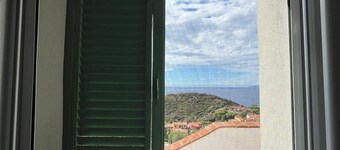 Cozy three-room apartment, pets allowed, beautiful sea view.