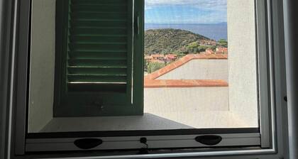 Cozy three-room apartment, pets allowed, beautiful sea view.