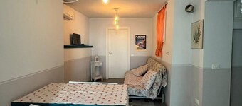 Cozy three-room apartment, pets allowed, beautiful sea view.