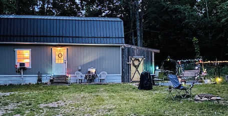 Áreas de la propiedad. Enchanting cabin with AC in charming Frederic. 1 bedroom studio in the woods