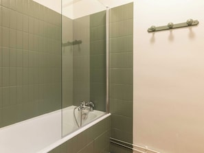 Apartment | Bathroom | Bathtub, hair dryer, towels