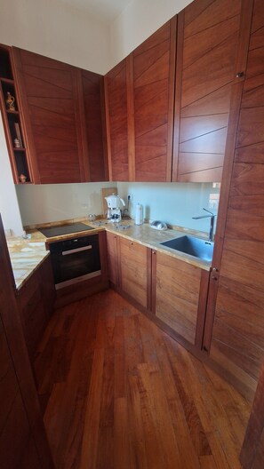 Frigorifero, forno, piano cottura, lavastoviglie