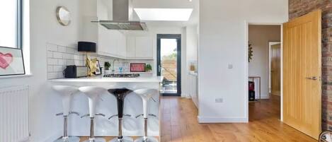 Microondas, horno, parrilla de estufa y lavavajillas