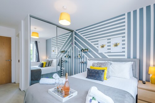 Perfect Riverside Home in Manchester, FREE Parking