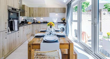 Perfect Riverside Home in Manchester, FREE Parking