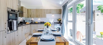 Perfect Riverside Home in Manchester, FREE Parking