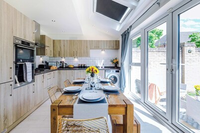 Perfect Riverside Home in Manchester, FREE Parking