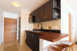 Fridge, microwave, stovetop, coffee/tea maker