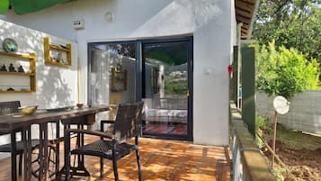 Habitació econòmica, vistes al jardí | Decoració individual i escriptori