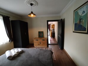 Basic-Vierbettzimmer | Individuell dekoriert, Schreibtisch, laptopgeeigneter Arbeitsplatz