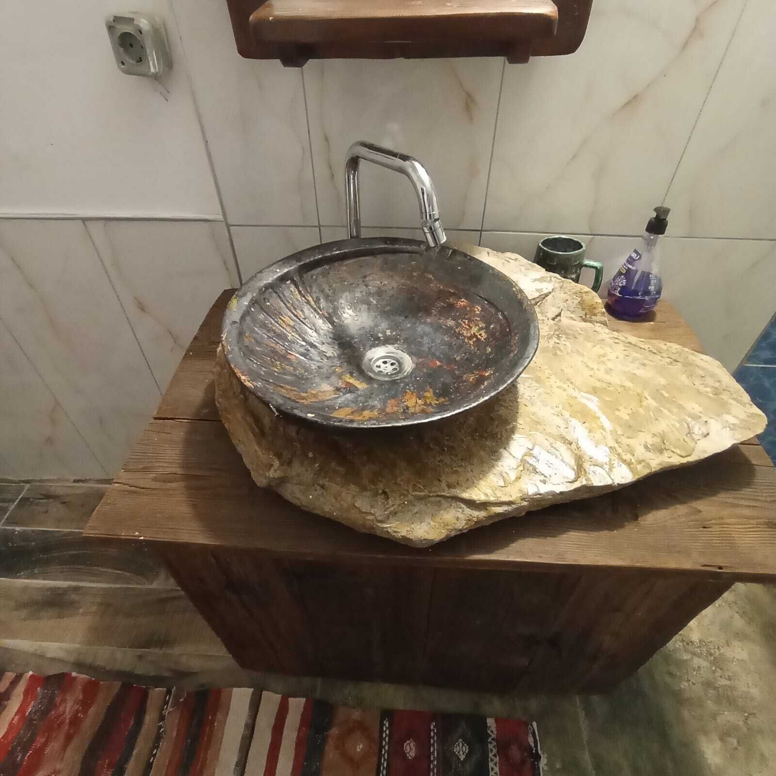 Economy kamer, uitzicht op tuin | Badkamer | Een douche, handdoeken, zeep, shampoo