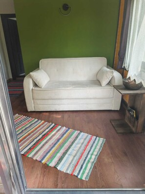 Basic-Vierbettzimmer | Individuell dekoriert, Schreibtisch, laptopgeeigneter Arbeitsplatz