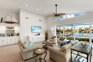 Smart TV, lettore DVD, libri