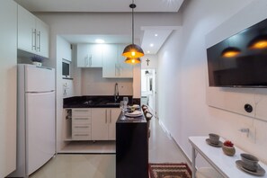 Réfrigérateur, micro-ondes, plaque de cuisson, cafetière/bouilloire