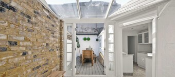 Stylish 2 Bed Windsor Home | Sleeps 4 | Parking