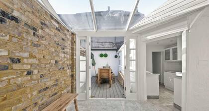 Stylish 2 Bed Windsor Home | Sleeps 4 | Parking