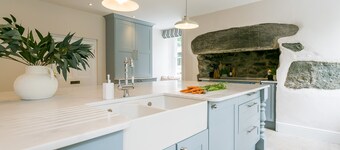 Treiorwerth -  a dog that sleeps 15 guests  in 7 bedrooms