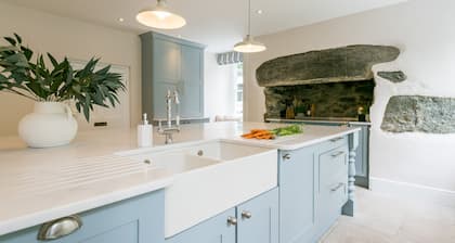 Treiorwerth - a dog that sleeps 15 guests in 7 bedrooms