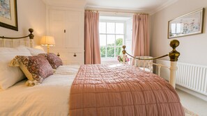 7 slaapkamers, een strijkplank/strijkijzer, reisbedje, gratis wifi