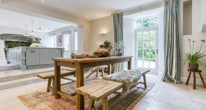 Treiorwerth -  a dog that sleeps 15 guests  in 7 bedrooms