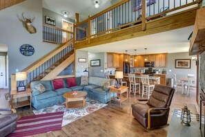 Fireplace - New house with full amenities sleeps 10. 56acers, 1100acers state land adjacent (Worcester)