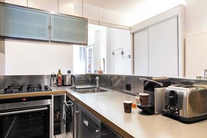 Apartamento | Cozinha privada | Geladeira, micro-ondas, fogão, cooktop
