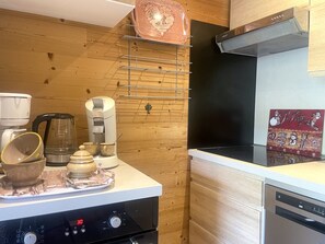 ثلاجة، ميكروويف، فرن، غسالة أطباق