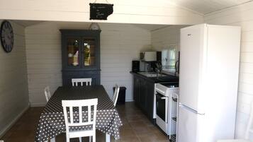 Een microgolfoven, een oven, een kookplaat