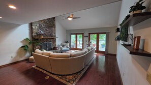 Smart TV, fireplace, books, stereo