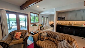 TV connectée, cheminée, livres, chaîne hi-fi