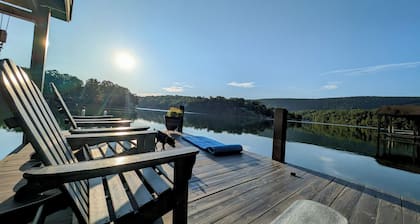Smith Mountain Sunrise: Waterfront Party Deck, Great Water Views, Pet Friendly