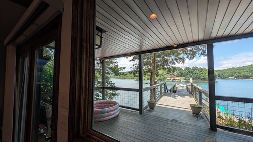 Smith Mountain Sunrise: Waterfront Party Deck, Great Water Views, & Hot Tub!