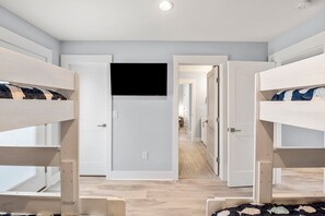 5 bedrooms, iron/ironing board, WiFi, bed sheets