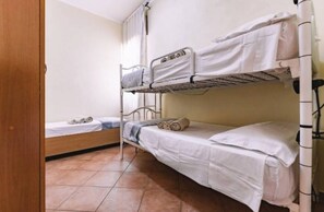 2 makuuhuonetta, silitysrauta/-lauta, ilmainen Wi-Fi, vuodevaatteet
