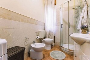 Dusche, Haartrockner, Bidet, Handtücher
