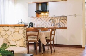 Fridge, microwave, oven, stovetop - Schardana Apartment: Relax and Sea 10 Minutes from Cagliari (Sardegna)